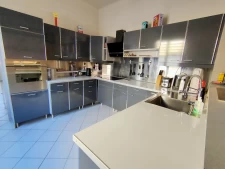  Maison de 366m2 avec une piscine interieure a 2 pas du cent