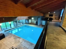  Maison de 366m2 avec une piscine interieure a 2 pas du cent