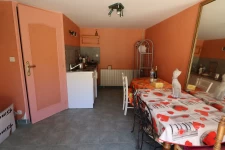 Belle longère sur une propriété de 2.7 ha boisés. 