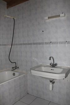 IMMEUBLE EN PIERRE AU CENTRE DE PLÉMET