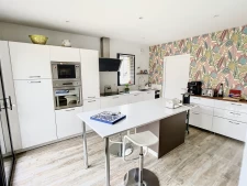 Contemporaine lumineuse, belles prestations