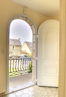 Maison 4 chambres non mitoyenne, sous-sol complet