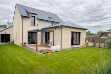 Contemporaine lumineuse, belles prestations