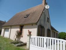 A 2.5 km de Bonnétable. Dans hameau de campagne maison 5 cha