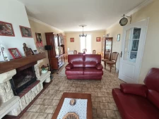 Maison très bon état avec sous sol et joli terrain sans vis 