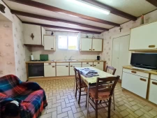 Maison de bourg avec dépendances à rénover