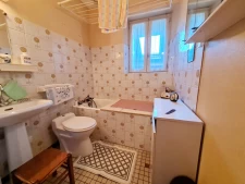 Maison de bourg avec dépendances à rénover