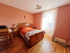 Maison de bourg avec dépendances à rénover