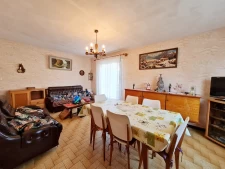 Maison de bourg avec dépendances à rénover