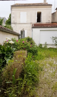 Maison de caractère de 66m2 + Chai de 22 m2 au coeur du vill