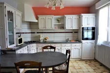 MAISON TRADITIONNELLE AVEC HANGAR