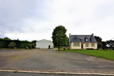 MAISON TRADITIONNELLE AVEC HANGAR