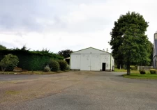 MAISON TRADITIONNELLE AVEC HANGAR