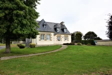 MAISON TRADITIONNELLE AVEC HANGAR