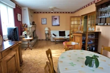 MAISON TRADITIONNELLE AVEC HANGAR