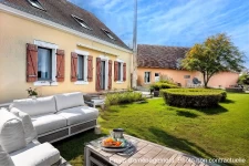 Grande Maison de 8 Chambres avec Potentiel d'Aménagement - I