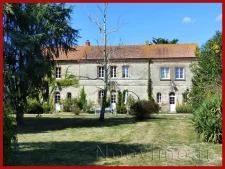 PROPRIETE du 19ème siècle de 300 m2 avec terrain de 4ha envi