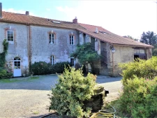 PROPRIETE du 19ème siècle de 300 m2 avec terrain de 4ha envi