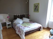 PROPRIETE du 19ème siècle de 300 m2 avec terrain de 4ha envi