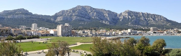 Vivre à la Pointe Rouge à Marseille : immobilier, mer et art de vivre familial dans le 8e