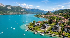 Immobilier au bord du lac d'Annecy : l'exceptionnelle valeur de la rareté