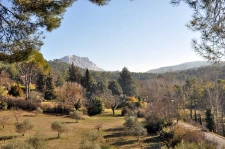 Le Tholonet à Aix-en-Provence : vivre au pied de la Sainte-Victoire et estimer son bien