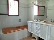 MAISON 4 CHAMBRES SUR SOUS SOL