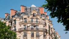 Comment savoir si un logement est soumis à des règles d’urbanisme particulières avant de le vendre ?