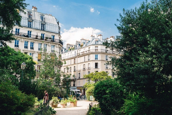 Du commerce local aux cafés branchés : la métamorphose des rues du 11ᵉ arrondissement