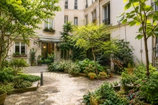 Canicule à Paris : les cours végétalisées deviennent un nouvel atout pour les copropriétés