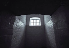 Peut-on louer une chambre sans fenêtre ? Ce que dit la loi et les risques pour le bailleur