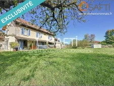 Maison en pisé, 4 chambres, entièrement rénovée avec combles aménageables.