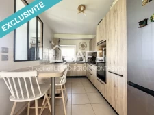 Maison en pisé, 4 chambres, entièrement rénovée avec combles aménageables.