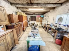 Sur les hauteur de Voiron, au calme, maison d'habitation en pierre avec 2 granges et terrain
