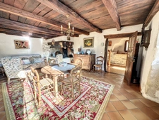 Un salon chaleureux et une cheminée monumentale ! 🏡🔥