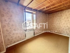 Centre-ville, maison de village en pierre de 107 m² avec grand garage aménageable, sans terrain.