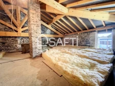 Sur les hauteur de Voiron, au calme, maison d'habitation en pierre avec 2 granges et terrain