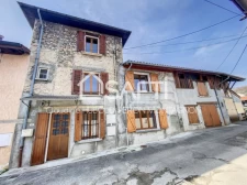 Centre-ville, maison de village en pierre de 107 m² avec grand garage aménageable, sans terrain.