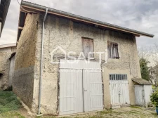 Sur les hauteur de Voiron, au calme, maison d'habitation en pierre avec 2 granges et terrain