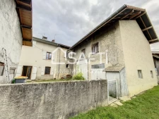 Sur les hauteur de Voiron, au calme, maison d'habitation en pierre avec 2 granges et terrain