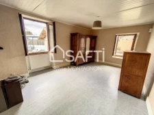 Sur les hauteur de Voiron, au calme, maison d'habitation en pierre avec 2 granges et terrain