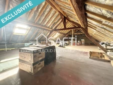 Maison en pisé, 4 chambres, entièrement rénovée avec combles aménageables.