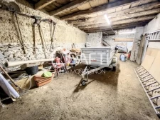 Sur les hauteur de Voiron, au calme, maison d'habitation en pierre avec 2 granges et terrain