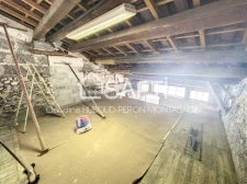 Centre-ville, maison de village en pierre de 107 m² avec grand garage aménageable, sans terrain.