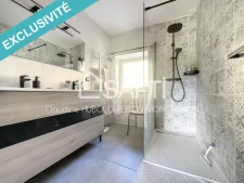 Maison en pisé, 4 chambres, entièrement rénovée avec combles aménageables.