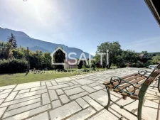 Rare, dans un cadre champêtre, sur 1660 m² de terrain, maison avec magnifique vue sur les montagnes