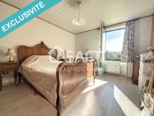 Maison en pisé, 4 chambres, entièrement rénovée avec combles aménageables.