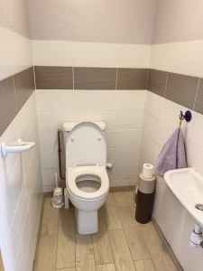 Centre-ville, maison de village en pierre de 107 m² avec grand garage aménageable, sans terrain.