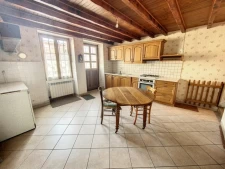 Centre-ville, maison de village en pierre de 107 m² avec grand garage aménageable, sans terrain.