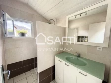 Sur les hauteur de Voiron, au calme, maison d'habitation en pierre avec 2 granges et terrain